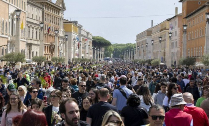 Mii de oameni i-au adus un omagiu papei Francisc în Piaţa Sfântul Petru. „A schimbat multe lucruri, a dărâmat bariere” Mii de oameni i-au adus un omagiu papei Francisc în Piaţa Sfântul Petru. „A schimbat multe lucruri, a dărâmat bariere”