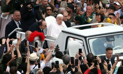 Papa fără pantofi roșii – În ultimele ore ale vieții sale, a mers printre oameni. Convins că acolo e Dumnezeu Papa fără pantofi roșii – În ultimele ore ale vieții sale, a mers printre oameni. Convins că acolo e Dumnezeu