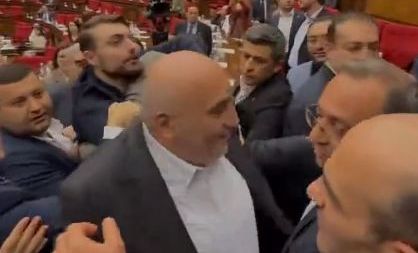 Bătaie în Parlamentul Armeniei: Deputații puterii și ai opoziției au ajuns la pumni în timpul ședinței Bătaie în Parlamentul Armeniei: Deputații puterii și ai opoziției au ajuns la pumni în timpul ședinței