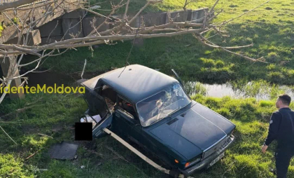 Tragedie la Cahul: Un bărbat a murit, după ce mașina acestuia a căzut de pe un pod Tragedie la Cahul: Un bărbat a murit, după ce mașina acestuia a căzut de pe un pod