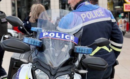 Un moldovean a fost reținut, apoi dus la spitalul de psihiatrie, după ce a înjunghiat două persoane și a bătut un bărbat, la Paris