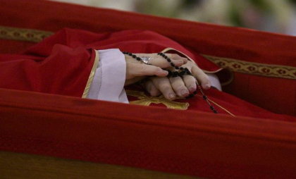 Ritualul funerar al papei Francisc. Ce etape vor avea loc până la înmormântarea suveranului pontif