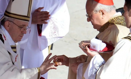 De ce inelul cu sigiliul Papei Francisc este distrus după moartea sa
De ce inelul cu sigiliul Papei Francisc este distrus după moartea sa