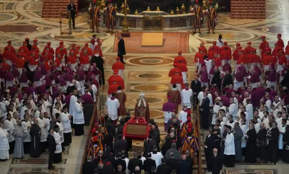 Sicriul cu trupul Papei Francisc, depus în Bazilica Sfântul Petru. Mii de oameni prezenți la ceremonie - VIDEO Sicriul cu trupul Papei Francisc, depus în Bazilica Sfântul Petru. Mii de oameni prezenți la ceremonie - VIDEO
