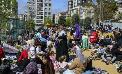 Turcii s-au aruncat de la etaj când a lovit cutremurul puternic de 6,2. Peste 150 de persoane au fost rănite Turcii s-au aruncat de la etaj când a lovit cutremurul puternic de 6,2. Peste 150 de persoane au fost rănite