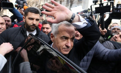 Călin Georgescu s-a prezentat la Parchetul General român, care i-a prelungit măsura controlului judiciar. Fostul candidat este acuzat de instigare la acţiuni împotriva ordinii constituţionale. Câteva zeci de susținători l-au aclamat - VIDEO Călin Georgescu s-a prezentat la Parchetul General român, care i-a prelungit măsura controlului judiciar. Fostul candidat este acuzat de instigare la acţiuni împotriva ordinii constituţionale. Câteva zeci de susținători l-au aclamat - VIDEO