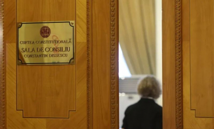 Curtea de Apel Ploiești a decis suspendarea și anularea hotărârii CCR privind anularea alegerilor prezidențiale din România din toamna anului trecut
Curtea de Apel Ploiești a decis suspendarea și anularea hotărârii CCR privind anularea alegerilor prezidențiale din România din toamna anului trecut