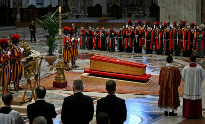Cum trebuie să se îmbrace participanții la înmormântarea Papei Francisc. Codul vestimentar este foarte riguros
Cum trebuie să se îmbrace participanții la înmormântarea Papei Francisc. Codul vestimentar este foarte riguros