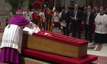 Ce a fost pus în sicriul Papei Francisc, înainte de a fi sigilat Ce a fost pus în sicriul Papei Francisc, înainte de a fi sigilat