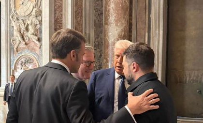 „O întâlnire pozitivă”: Trump, Macron, Zelenski și Starmer au discutat în interiorul Bazilicii Sfântul Petru de la Vatican