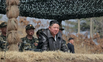 Coreea de Nord și-a lansat noul distrugător, o navă de război de 5.000 de tone în „stilul Kim Jong Un”
Coreea de Nord și-a lansat noul distrugător, o navă de război de 5.000 de tone în „stilul Kim Jong Un”