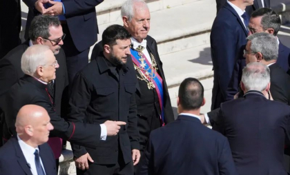 Zelenski, primit cu aplauze de mulțimea aflată în Piața Sfântul Petru pentru înmormântarea Papei Francisc - VIDEO