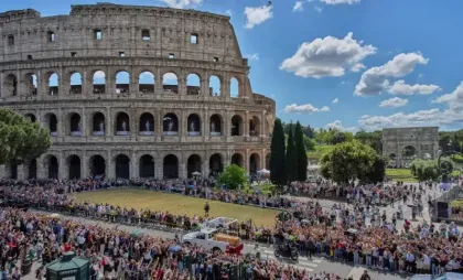Ultimul drum al Papei Francisc. Transportat cu papamobilul până la Biserica Maria Maggiore, în aplauzele oamenilor - VIDEO