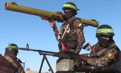 Mişcarea Hamas anunță că e pregătită pentru un acord ce prevede eliberarea tuturor ostaticilor din Gaza. Israelul cere dezarmarea Hamas şi a celorlalte grupări militare din Fâşia Gaza