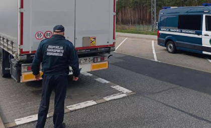 Un șofer român de TIR a condus 1.700 km aproape continuu, timp de 20 de ore și 24 de minute. Ce amendă a primit de la autoritățile poloneze Un șofer român de TIR a condus 1.700 km aproape continuu, timp de 20 de ore și 24 de minute. Ce amendă a primit de la autoritățile poloneze