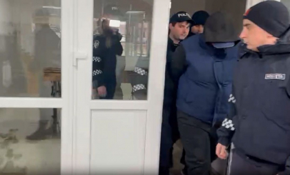 Cei trei învinuiți, care au răpit un bărbat în centrul Chișinăului pentru a-l transporta în stânga Nistrului, trimiși pe banca acuzaților Cei trei învinuiți, care au răpit un bărbat în centrul Chișinăului pentru a-l transporta în stânga Nistrului, trimiși pe banca acuzaților