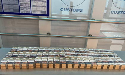 A pornit spre Dublin cu 120 de pachete de țigări, dar „a uitat” să le declare. O persoană - documentată pe Aeroportul Internațional Chișinău