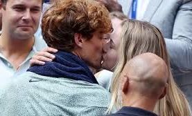 Jannik Sinner are o nouă iubită: tot o rusoaică! Aceasta e celebră şi cu 8 ani mai în vârstă. Dezvăluirile făcute de Gazzetta dello Sport Jannik Sinner are o nouă iubită: tot o rusoaică! Aceasta e celebră şi cu 8 ani mai în vârstă. Dezvăluirile făcute de Gazzetta dello Sport
