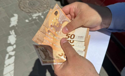 Un angajat al Inspectoratului General de Carabinieri din nordul țării - reținut de CNA în flagrant luând mită de 450 de euro. Pentru ce ar fi luat banii Un angajat al Inspectoratului General de Carabinieri din nordul țării - reținut de CNA în flagrant luând mită de 450 de euro. Pentru ce ar fi luat banii