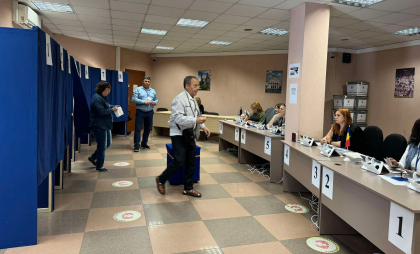 Moldovenii cu cetățenie română din țara noastră votează. Imagini de la secțiile de votare din Republica Moldova - FOTO