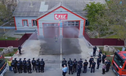 Un pompier din Soroca - trecut în rezervă după ce și-a dedicat 43 de ani serviciului: A fost scăldat în jeturi de apă, refulate din furtun - gest ce marchează onorarea celor care își încheie cu demnitate cariera - VIDEO