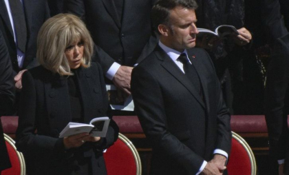 Emmanuel Macron, acuzat că se amestecă în treburile conclavului, pentru alegerea noului papă
