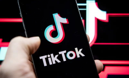 Românii se întorc la TikTok pentru a se orienta în alegeri. Cine este candidatul cu cei mai mulți urmăritori