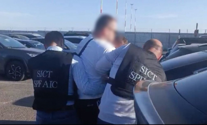 Un cetățean străin - reținut pe Aeroportul Internațional Chișinău, în momentul când a încercat să mituiască mai mulți polițisti de frontieră pentru a crea un canal de migrație ilegală - VIDEO Un cetățean străin - reținut pe Aeroportul Internațional Chișinău, în momentul când a încercat să mituiască mai mulți polițisti de frontieră pentru a crea un canal de migrație ilegală - VIDEO