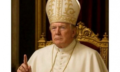 Trump a distribuit pe rețelele sociale ale Casei Albe un portret cu el îmbrăcat în papă Trump a distribuit pe rețelele sociale ale Casei Albe un portret cu el îmbrăcat în papă