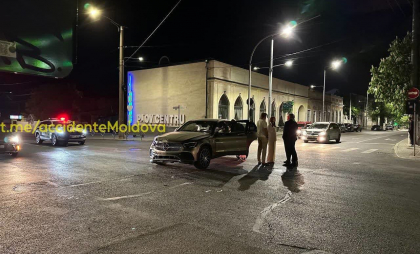 Accident în capitală: O șoferiță a ajuns la spital, după ce mașina acesteia s-a lovit cu un alt automobil - FOTO Accident în capitală: O șoferiță a ajuns la spital, după ce mașina acesteia s-a lovit cu un alt automobil - FOTO