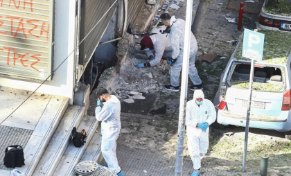 Femeie moartă într-o explozie în Grecia. O bombă pe care o transporta s-a detonat, scenariu luat în calcul de poliție
