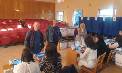 Start vot ziua 3: Cetățenii români din Republica Moldova pot vota la cele 64 de secții de votare din țară - FOTO Start vot ziua 3: Cetățenii români din Republica Moldova pot vota la cele 64 de secții de votare din țară - FOTO