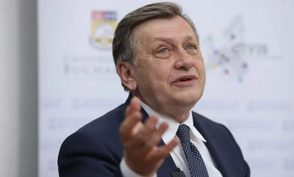 Alegeri prezidențiale din România 2025. Crin Antonescu, la ieșirea de la urne: Am votat pentru o Românie unită și demnă