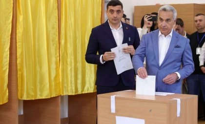 Alegeri prezidențiale din România 2025. Călin Georgescu și George Simion au votat împreună. Liderul partidului extremist AUR: Am votat cu Călin Georgescu Alegeri prezidențiale din România 2025. Călin Georgescu și George Simion au votat împreună. Liderul partidului extremist AUR: Am votat cu Călin Georgescu