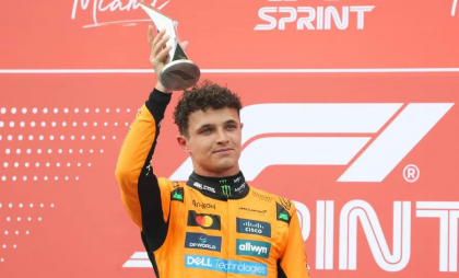 Lando Norris câștigă sprintul pe ploaie de la Miami în fața coechipierului său de la McLaren Lando Norris câștigă sprintul pe ploaie de la Miami în fața coechipierului său de la McLaren
