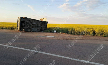 Accident în stânga Nistrului: Două persoane au avut nevoie de îngrijiri medicale, după ce o bicicletă electrică și un microbuz s-au ciocnit - FOTO