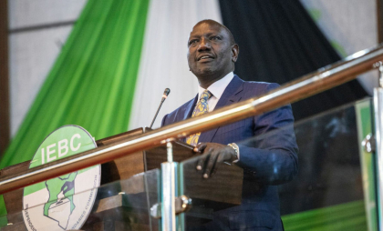 Președintele Kenyei, William Ruto, a fost atacat cu un pantof in timpul unui miting Președintele Kenyei, William Ruto, a fost atacat cu un pantof in timpul unui miting