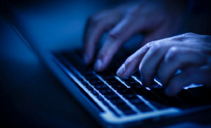 Un moldovean - trimis în judecată, după ce a descărcat pe calculator 7000 imagini de pe internet, cu copile în ipostaze sexuale și a păstrat în telefon alte câteva zeci