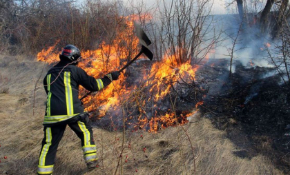 Incendiu de vegetație în apropierea unei sonde de petrol la Cahul. Șapte autospeciale și 28 de pompieri au intervenit pentru a stinge flăcările