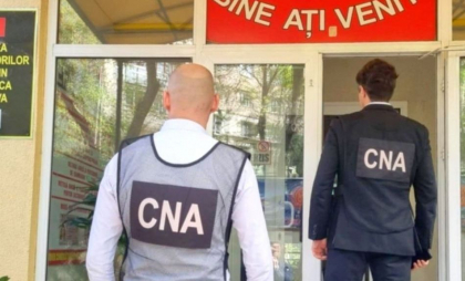 Percheziții în raionul Strășeni: Un bărbat - cercetat de CNA, după ce ar fi cerut 3000 de euro pentru a ajuta o persoană să-și perfecteze permisul de conducere