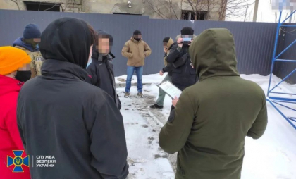 Au fost arestaţi membri unei bande din Ucraina care îi ajuta pe bărbaţi să evite recrutarea. Printre suspecți se numără și doi grăniceri. Aproximativ 30 de ucraineni ar fi plătit câte 15.000 de dolari ca să fie scoși din țară