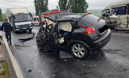Grav accident în aproierea localității Bardar: Șase persoane - transportate la spital, după ce o mașină s-a lovit cu un microbuz de rută - FOTO/ VIDEO Grav accident în aproierea localității Bardar: Șase persoane - transportate la spital, după ce o mașină s-a lovit cu un microbuz de rută - FOTO/ VIDEO