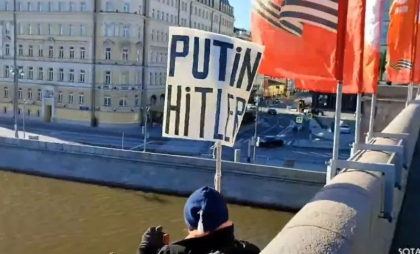 Protest rar lângă Kremlin: A afișat mesajul „Putin Hitler” și a sărit de pe pod – VIDEO
