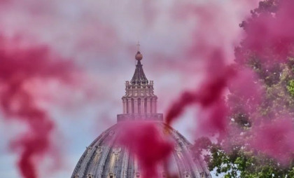 Fum roz peste conclav. Revoltă cu fumigene înainte de alegerea noului papă - VIDEO
