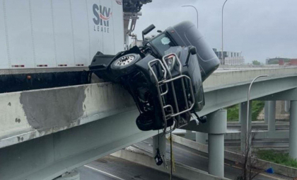 „Nu vreau să mor”. Momentul în care un șofer este salvat după ce camionul său a rămas suspendat pe un pod din SUA - VIDEO