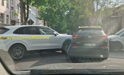 Două mașini au fost avariate, după ce s-au lovit pe o stradă din capitală. Imagini de la fața locului - FOTO Două mașini au fost avariate, după ce s-au lovit pe o stradă din capitală. Imagini de la fața locului - FOTO