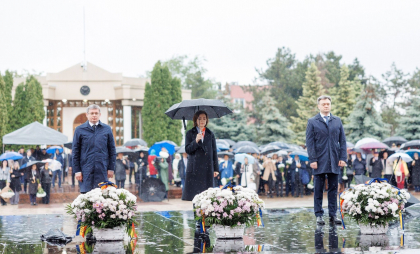 Conducerea țării împreună cu comisarul Marta Kos și alți oficiali au depus flori la Complexul Memorial „Eternitate”, pentru comemorarea victimelor celul de-al Doilea Război Mondial - FOTO Conducerea țării împreună cu comisarul Marta Kos și alți oficiali au depus flori la Complexul Memorial „Eternitate”, pentru comemorarea victimelor celul de-al Doilea Război Mondial - FOTO