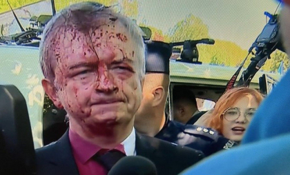 Ambasadorul Rusiei în Polonia, Serghei Andreev, stropit cu vopsea roșie de Ziua Victoriei - VIDEO Ambasadorul Rusiei în Polonia, Serghei Andreev, stropit cu vopsea roșie de Ziua Victoriei - VIDEO
