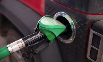 Vești bune pentru șoferi: Carburanții se ieftinesc și în weekend. Noile prețuri stabilite de ANRE pentru benzină și motorină - FOTO