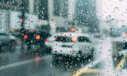 Ploi în toată țara și maxime de până la 15 grade. Cum va fi vremea astăzi, dar și în următoarele zile. Prognoza meteo